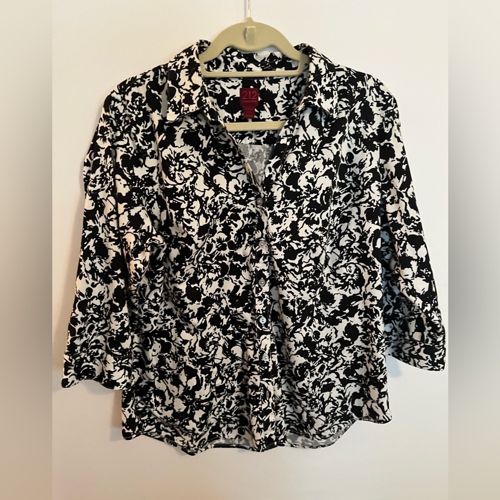 212 COLLECTION BLACK AND WHITE BUTTON UP W/ 3/4LENGTH SLEEVE BLOUSE